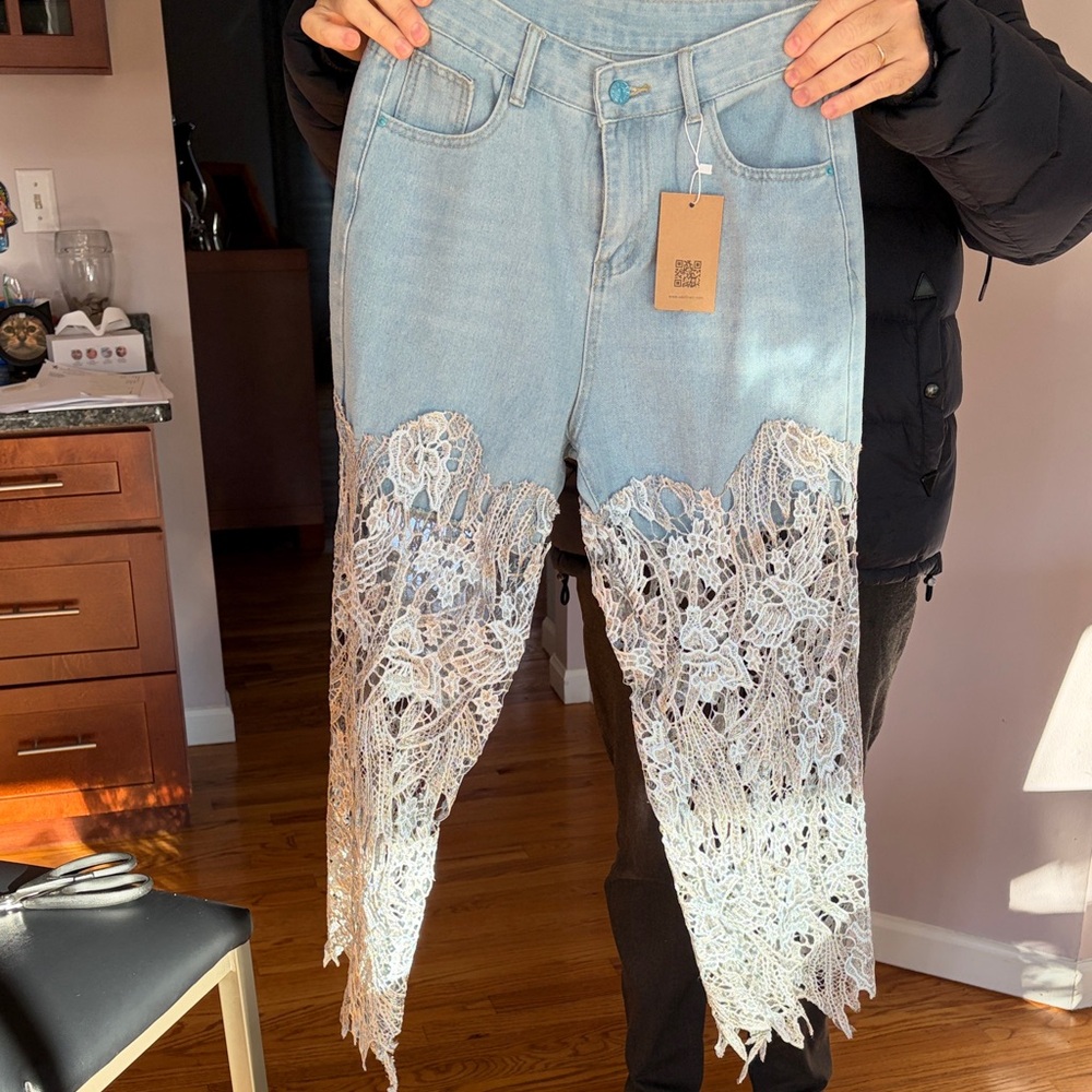 Elegant Lace-Trimmed Cropped Jeans